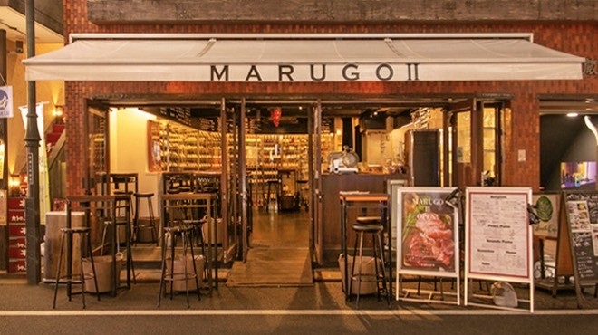 外観/白いオーニングテントと全面ガラス張りのワインセラーが目印