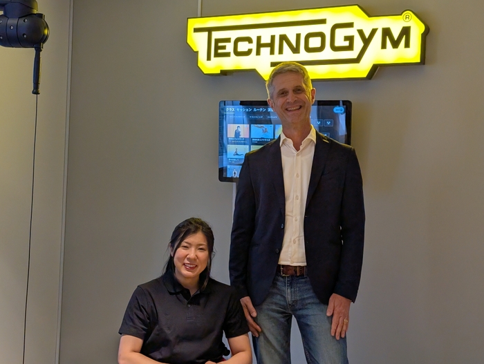 村岡 桃佳選手(左)とテクノジム ジャパン株式会社代表取締役 グイド・タルキ