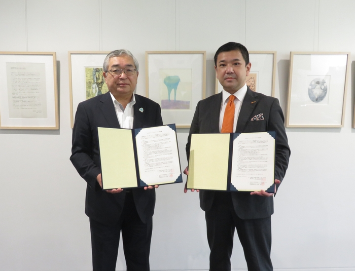 締結式の様子。株式会社ツナグ・ソリューションズ 代表取締役社長 御子柴 淳也氏(右)、東川町長 松岡市郎(左)