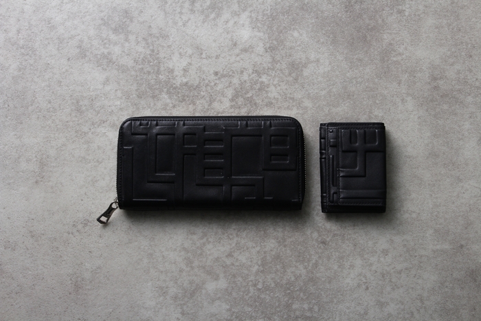 左 長財布:¥24,750 (Tax in) 右 3つ折り財布:¥19,800 (Tax in)