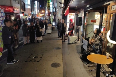 栄通りを行き交う人々が足を止めて耳を傾ける7days1dayのサプライズフリーライブ。※観客の方の顔が写っている箇所には、プライバシー保護の観点から一部ぼかし加工を施しています。