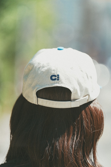 後部にはCAViAR PRODUCTSのモチーフを刺繍