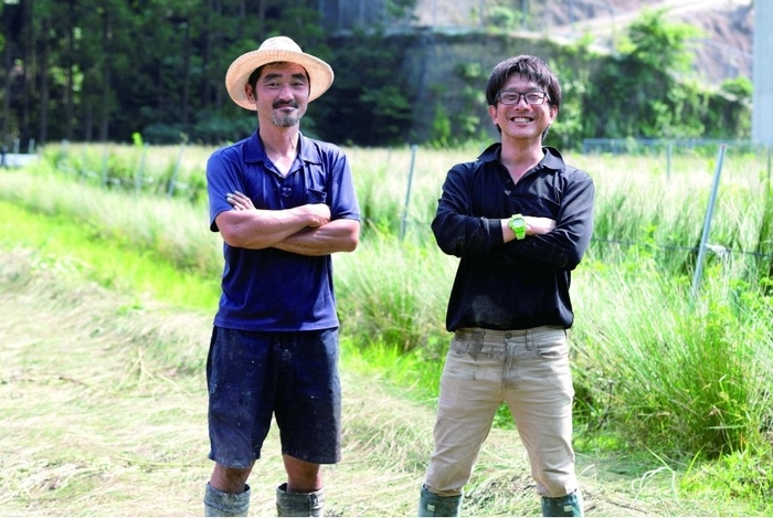 南紀白浜でいぐさ農業にチャレンジする寺田健治さん(左)と井戸宏和さん(右)