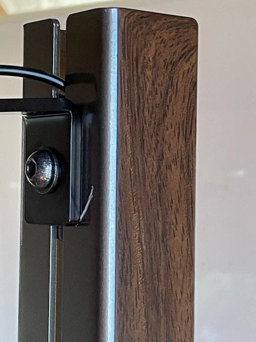 金属に木目をあしらったデザイン