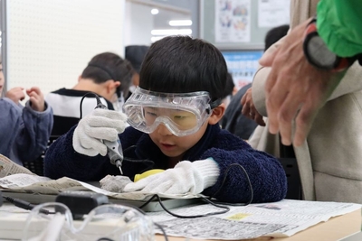 集中して化石をクリーニング。会場が静まり返ります