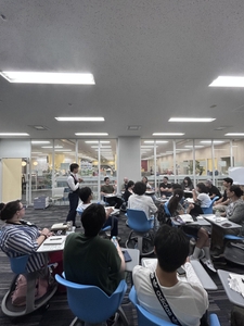 鈴村先生の講義を聞く学生たち