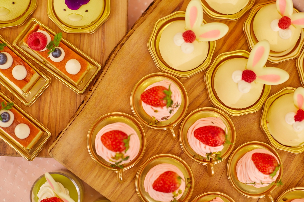 カラフルでかわいい♡春のデザートブッフェ『アリスのフラワーティーパーティー』 ~不思議の国のイースターガーデン~ 新浦安にて開催