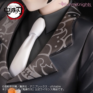 ジャケットの襟にある柄も細かく忠実に再現。