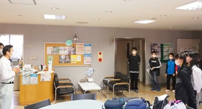 令和4年（2022年）に実施した「トキメキ探検ツアー」で東広島市出土文化財管理センターを訪問した際の様子