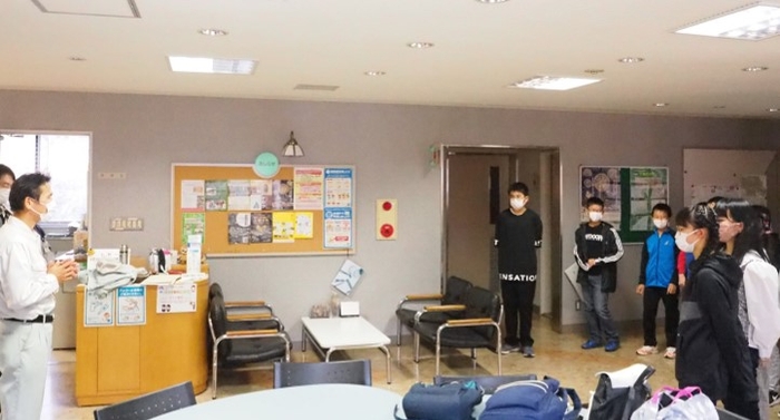 令和4年(2022年)に実施した「トキメキ探検ツアー」で東広島市出土文化財管理センターを訪問した際の様子