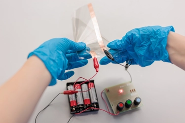 折り曲げても通電する透明導電膜技術、 8月21日・22日に大学見本市で公開