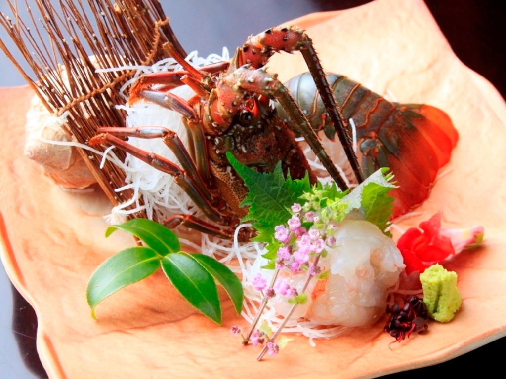 伊勢海老のお造りに舌鼓 ※イメージ