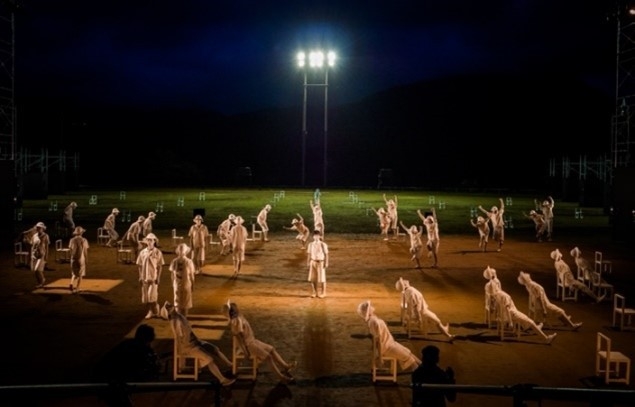 『トワイライト』(2015/奈良県曽爾村健民運動場) 撮影:井上嘉和