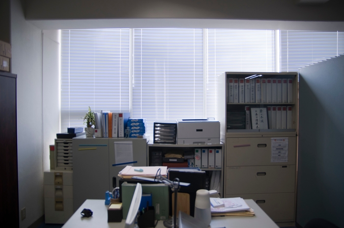 舞台となるホストクラブの事務所セット 2