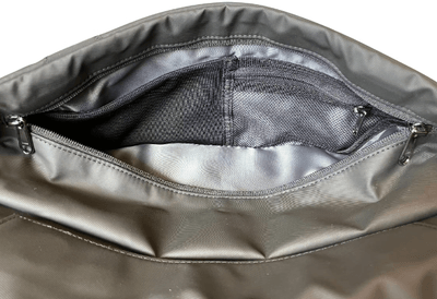 さらにフロントコンパートメントの内部には伸縮性のあるメッシュポケットと、小物の収納に便利なジップポケットがあります。