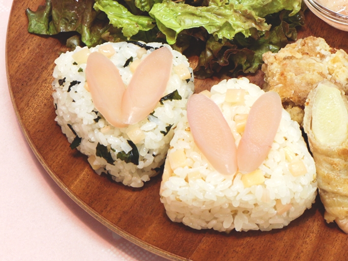 左)わかめと岩下の新生姜のおにぎり 右)岩下の新生姜 悪魔風おにぎり