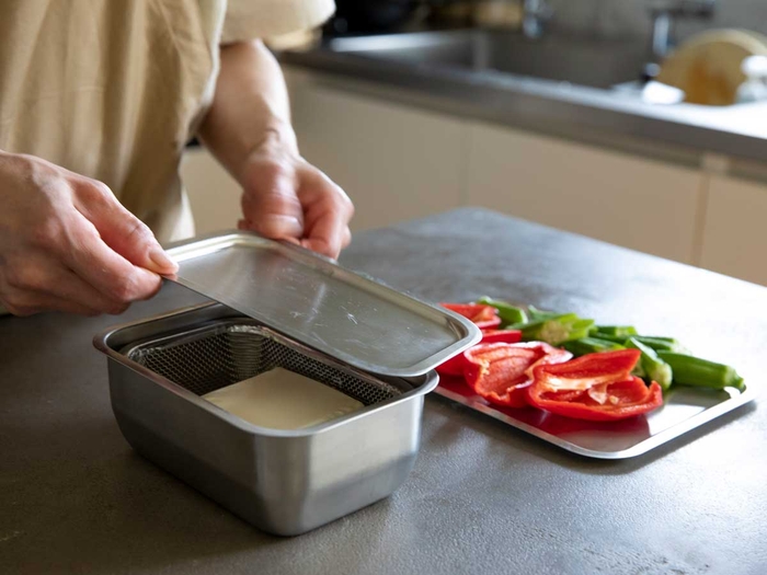 マキさんがほぼ毎日使っているというお気に入りのキッチン道具「家事問屋のアイテム」。ふたつきのシンプルなバットと四角いざる、別々のアイテムをセットで使用。下ごしらえしながら保存ができて便利!