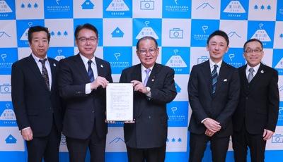 左から東川町 副町長 市川 直樹、東川町長 菊地 伸、旭川志峯高等学校 理事長　中川 竹志 様、旭川志峯高等学校 校長 菅野 秀樹 様、東川教育委員会 教育長 杉山 昌次