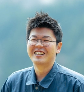 森本 真志 ：銀行員から地域の頼れる土建屋さんへ 前職：銀行員（東京）  現在：建設業（小松組）→派遣事業所の事務局長（西粟倉事業協同組合）  「未経験から飛び込んだ理由と、あらゆる地域課題に直接挑む面白さ」