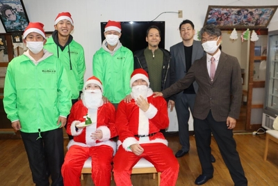 大活躍だった学生たち。右端が内田誠教授、後列右から2人目が西村さん