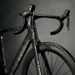 MyCanyon「ヘニゼ」は、隕石を思わせるエネルギーを感じさせるアートワーク