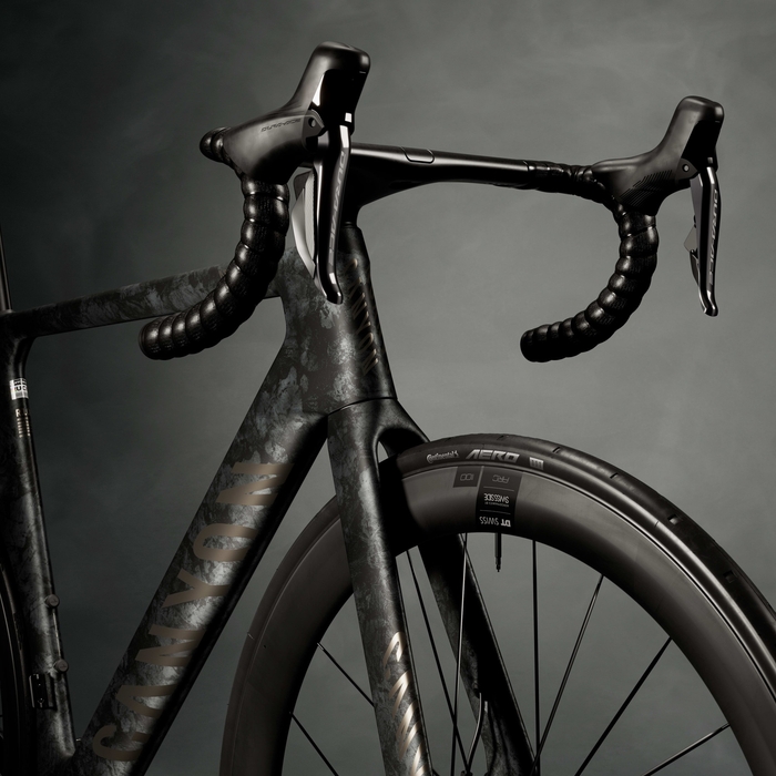 MyCanyon「ヘニゼ」は、隕石を思わせるエネルギーを感じさせるアートワーク