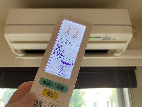 【ダイキン】「夏場の日中にリビングの窓開け換気をする場合、エアコンの運転はどうしたらいいの?」 窓開け換気時のエアコンは “つけっぱなし” が正解!