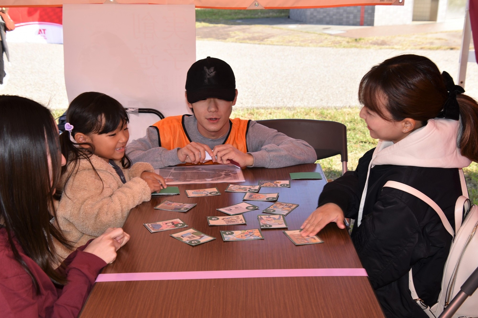読み手を務める学生と親子連れ