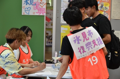 接客する橋場ゼミの学生たち