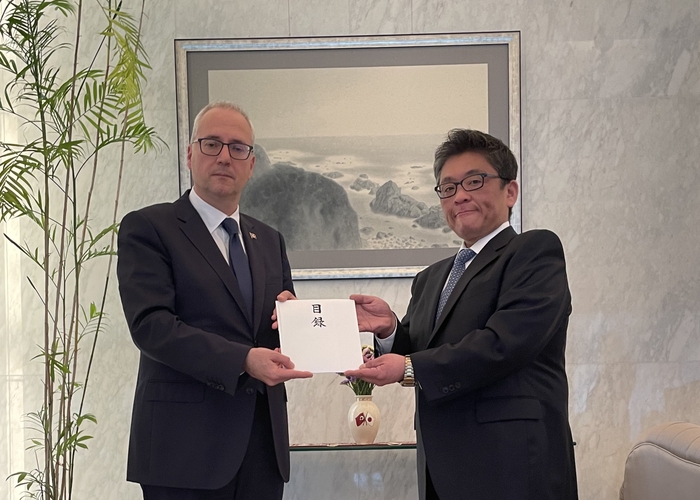 (左)駐日トルコ共和国大使館 特命全権大使 コルクット・ギュンゲン閣下 /(右)無臭元工業株式会社 代表取締役 田崎 雄大