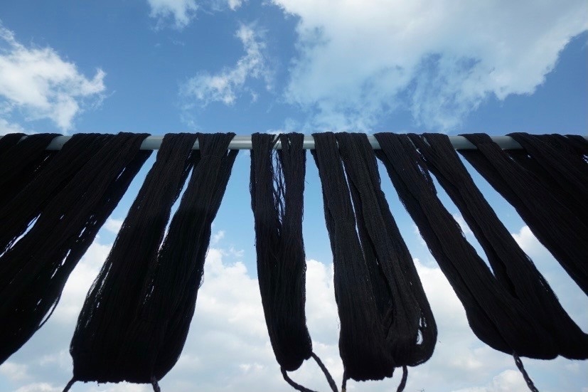 泥染の工程を経た久米島紬の絹糸