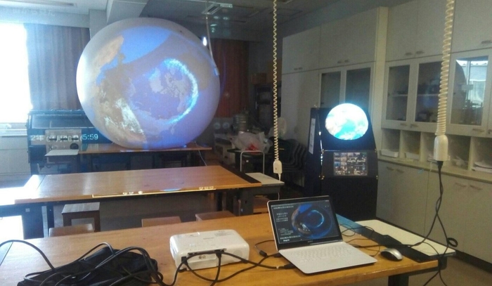 球形のスクリーンにPCとプロジェクタで地球や惑星を投影するデジタル地球儀