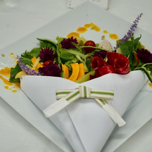 チームサラダ:野菜が花束に!お箸袋もリボンに活用。