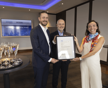 中央：DNVよりTADCを取得するオーシャンウィングスのCEO、エマニュエル・スカーレット