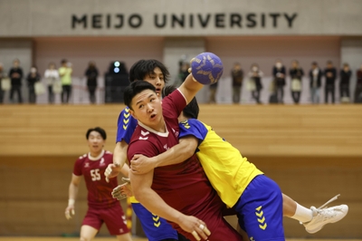 激しいぶつかり合い