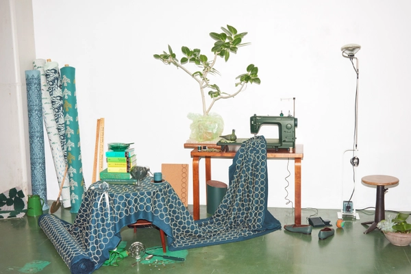 JUKIの職業用ミシンにミナ ペルホネンの世界を纏った 限定モデル「SL-3700 mina perhonen」が登場