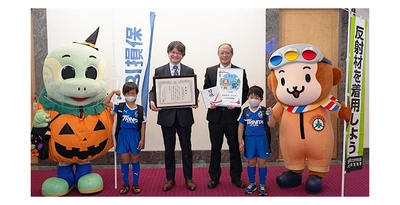 SBI損保、大分県の子どもたちの交通安全を願い反射材キーホルダーを寄贈