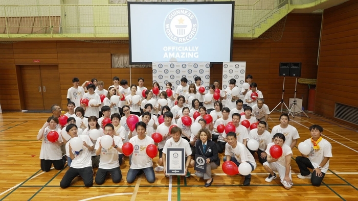 1分間に風船を膨らませた最多数 (50人チーム)