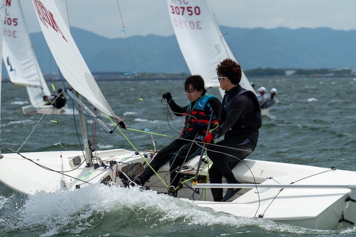 ヨットを操る三浦選手(前)と小林選手(後ろ)