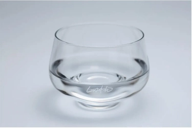 科学的に「刺激臭が減り」「フルーティーな香りが立つ」日本酒専用酒器SHUWANからグラスバージョンが登場！