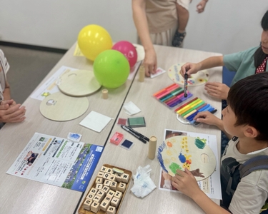 木のうちわ作りの様子(さいたま市コミュニティセンター)