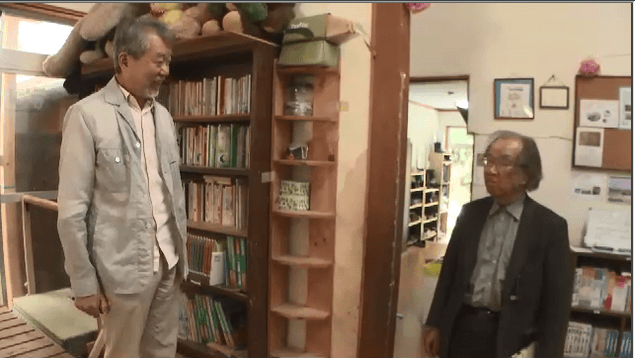 中岡さん（左）が堀さん（右）に報告を