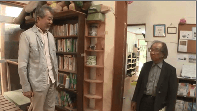 中岡さん（左）が堀さん（右）に報告を