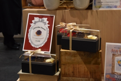 Chocolate Flower（小さく、可愛く、ブリザードフラワーに甘い香りをつけています。「癒し」と「プレゼント」がコンセプトです）