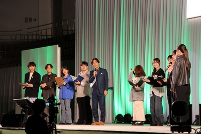 進行役の学生たち。石田敏之さん（中央）もＭＣに加わって軽やかに