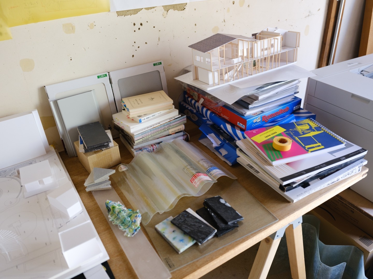 イメージ|乱雑に置かれた書籍やサンプルが触媒に