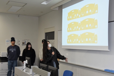 「しのおかの桃」の販売促進策を発表する３班