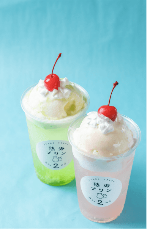 (奥)夏のメロンクリームソーダ/(手前)夏のピーチクリームソーダ