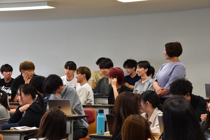 教室内を回って学生たちと触れ合う