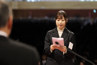 ２部で学部の新入生を代表して宣誓する桂川さん